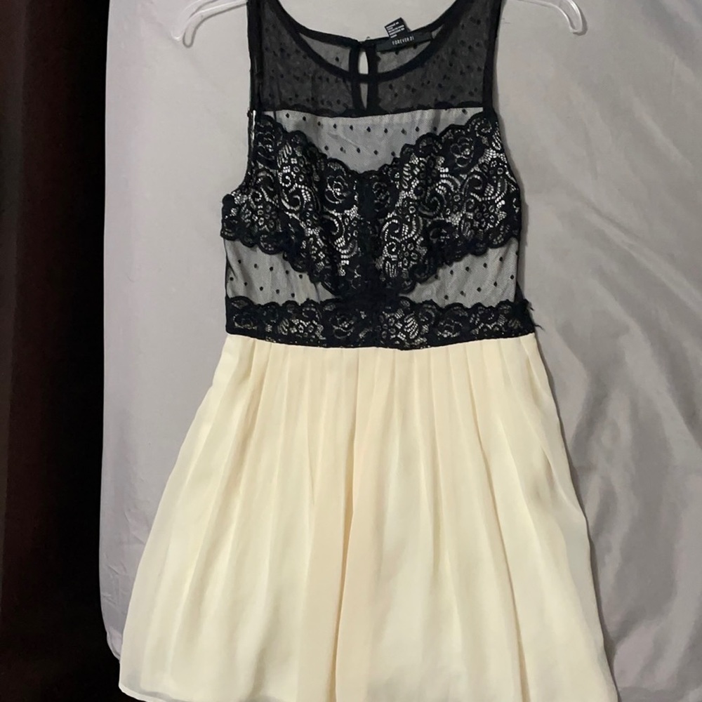 Short dress. Brand: Forever 21. Size small